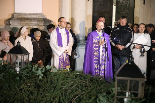 ​Mons. Radoš predvodio molitvu i obred paljenja prve svijeće na adventskom vijencu ispred varaždinske katedrale